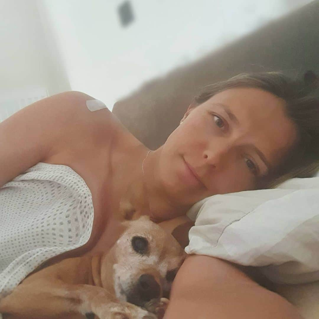 キルステン・フリプケンスさんのインスタグラム写真 - (キルステン・フリプケンスInstagram)「14 years today! 🐶 ❤ 14 years of unconditional love, friendship, cuddles and loyalty.. (ok yeah and also 14 years of 💩) Chillin' with me during jetlags, sad when I'm packing my bags, super excited each time I come back home. You are not just a dog but so much more. You are part of the family. Happy birthday legend. Woof you ❤ 🐾🦴  Ps : last picture was made after COVID-19 vaccination 🤔🤷‍♀️」12月7日 5時53分 - kirstenflipkens