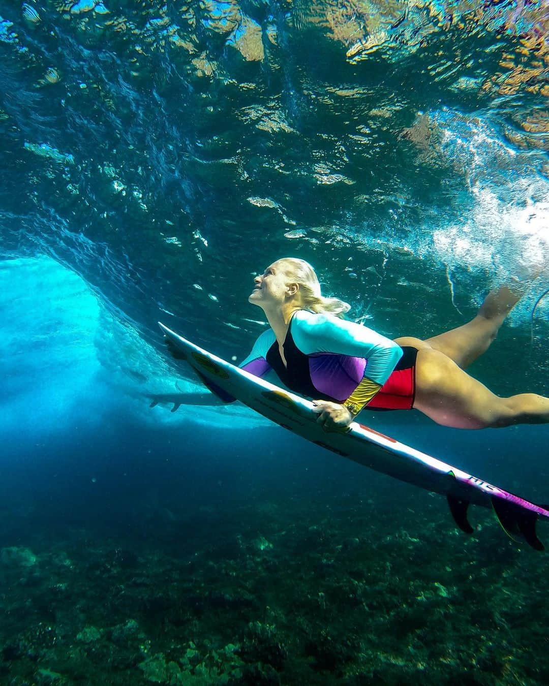 タティアナ・ウェストン・ウェブのインスタグラム：「under Honolua bay 🤍 (also obsessed with this “journey” paddle suit by @bodyglovegirl) @gregsworld @gopro #hero9 // embaixo de Honolua bay 🤍」