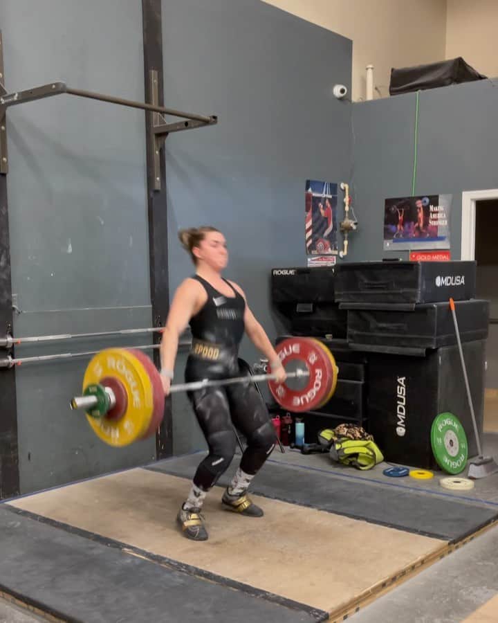 マッティ・ロジャーズのインスタグラム：「Honest work. Not my best, not my worst, but exactly the number we needed to hit. I’ll be honest, I expected a good bit more out of myself today, but I did what we needed to do & now I can finally take a nice long week off to finally let nagging ass injuries heal, I can GRADUATE & move into my new house all this week! I managed to stay in shape ALL year & even improved at that, so I’m proud of myself for that alone. Made myself eligible for whatever international meets I’ll need for next year per the procedures for Olympic eligibility. Ready to say a fat goodbye to 2020 & move into 2021 *cautiously* optimistic. Thank you to @seansomethingsomething @aimees2cents & @conquerante for being there to help me survive today (lol). National champ & AO finals champ & ready for more after some good rest.  @2poodperformance @roguefitness @2poodperformance」