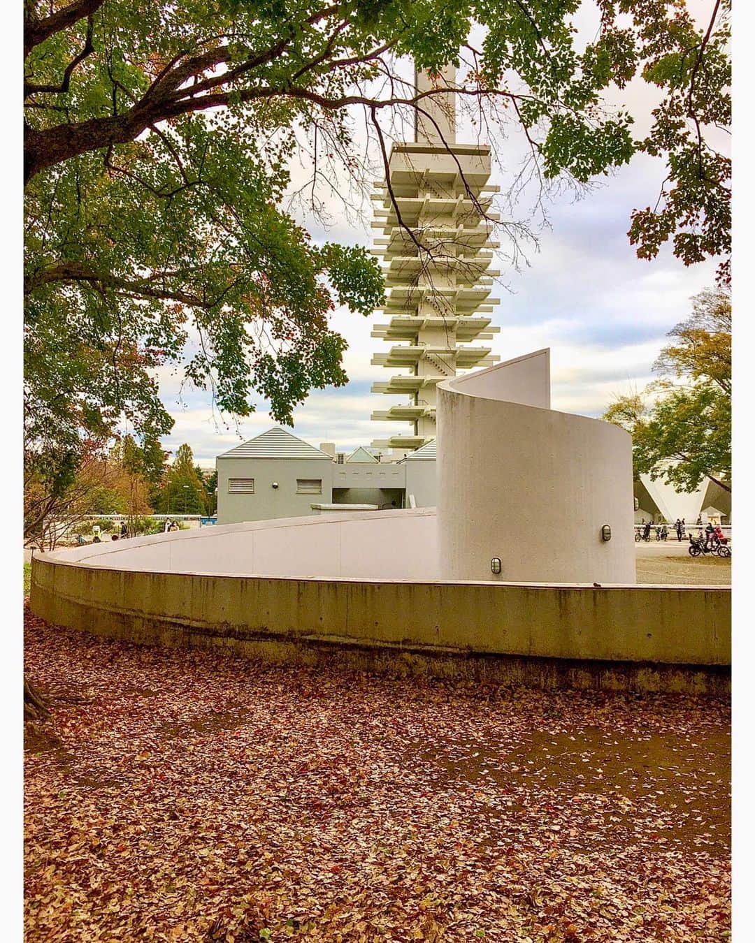 堀込泰行さんのインスタグラム写真 - (堀込泰行Instagram)「駒沢公園シリーズ。塔も観る場所によって雰囲気変わりますな。」12月7日 5時50分 - yasuyuki_horigome