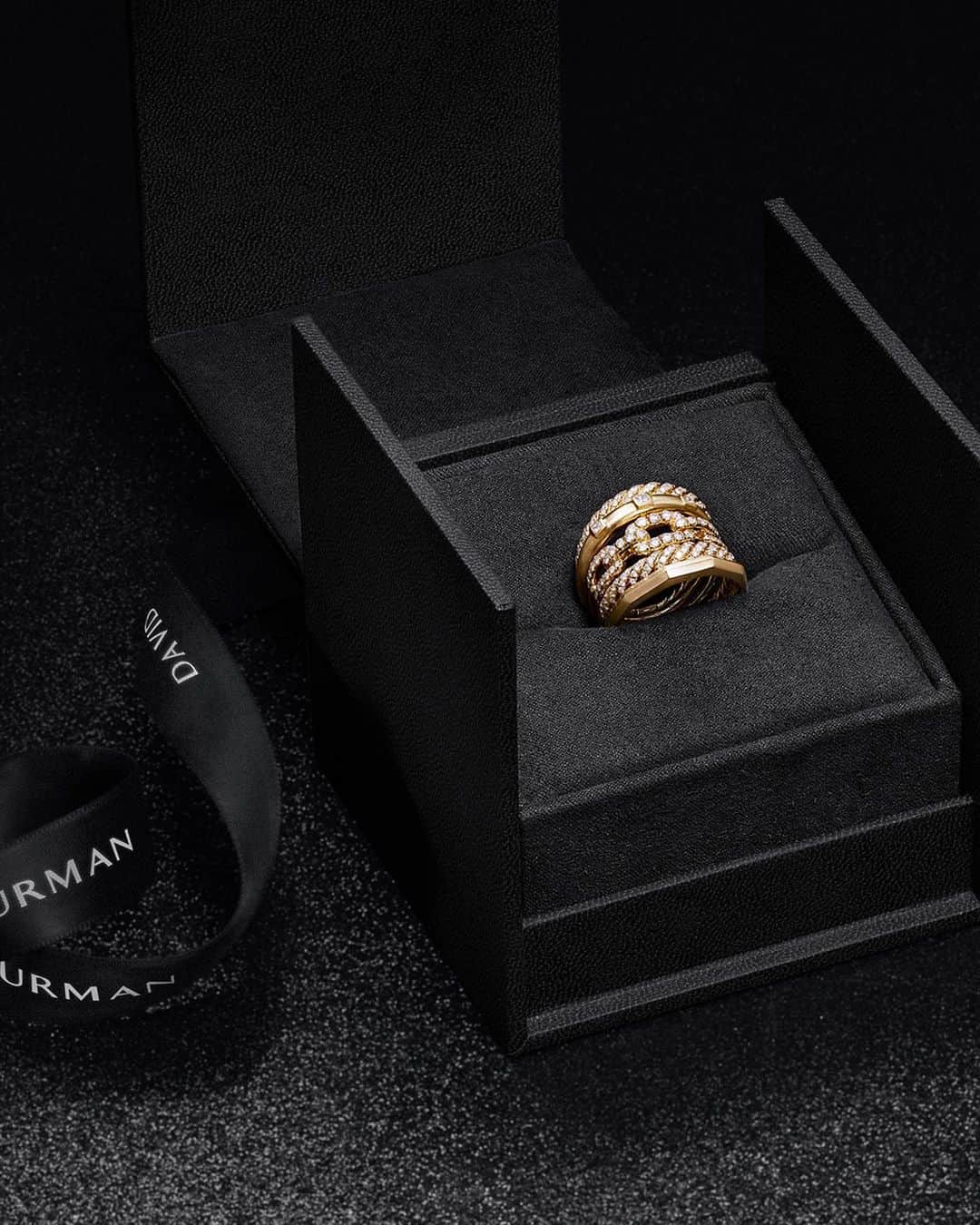 デビッドヤーマンのインスタグラム：「🎁A delight to open . Imagine this Stax ring under your tree🎄. #DavidYurman #TapToShop」