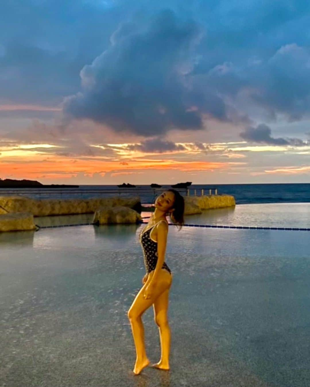 Reikaさんのインスタグラム写真 - (ReikaInstagram)「Sunsets are proof that endings can be beautiful too  今朝はとても幸せな夢で目覚めた🥺💛 夕陽が出てきたので、綺麗な夕陽をみんなにもシェアしたい😊  写真やビデオだと中々伝わらないけど、この日の夕陽は本当に素晴らしかった💛  あと、なんでもそうだけど、 誰と見るかも本当に大切だよね👶🧡  空を見るのが大好きで大好き。  気分が落ちたり心が癒しを必要としてる時、 暇さえあれば 空を見て深呼吸する様にしてます。(上ばっかり見てるから良くつまづくのかな🤔)。  この動画も大好きなの❤️にゃんちゃんチョコチョコ歩きで私を追ってきて、きゅん🥰  #夏の思い出 #過去投稿 #沖縄 #夕陽 #sunsetgram #親バカ部  #ママリ #産後ダイエット #筋トレ女子」12月7日 5時55分 - reikamarianna