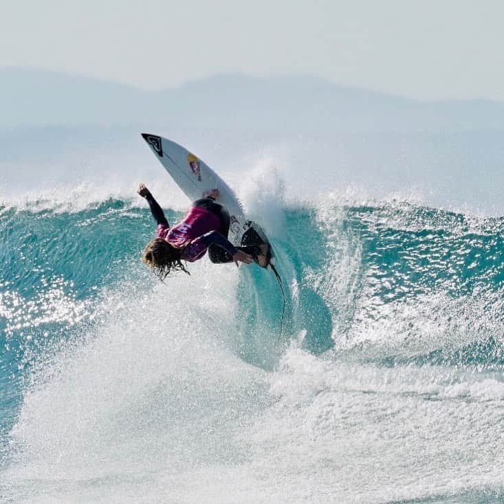 キャロライン・マークスのインスタグラム：「Tomorrow we surf ⚡️ @wsl」
