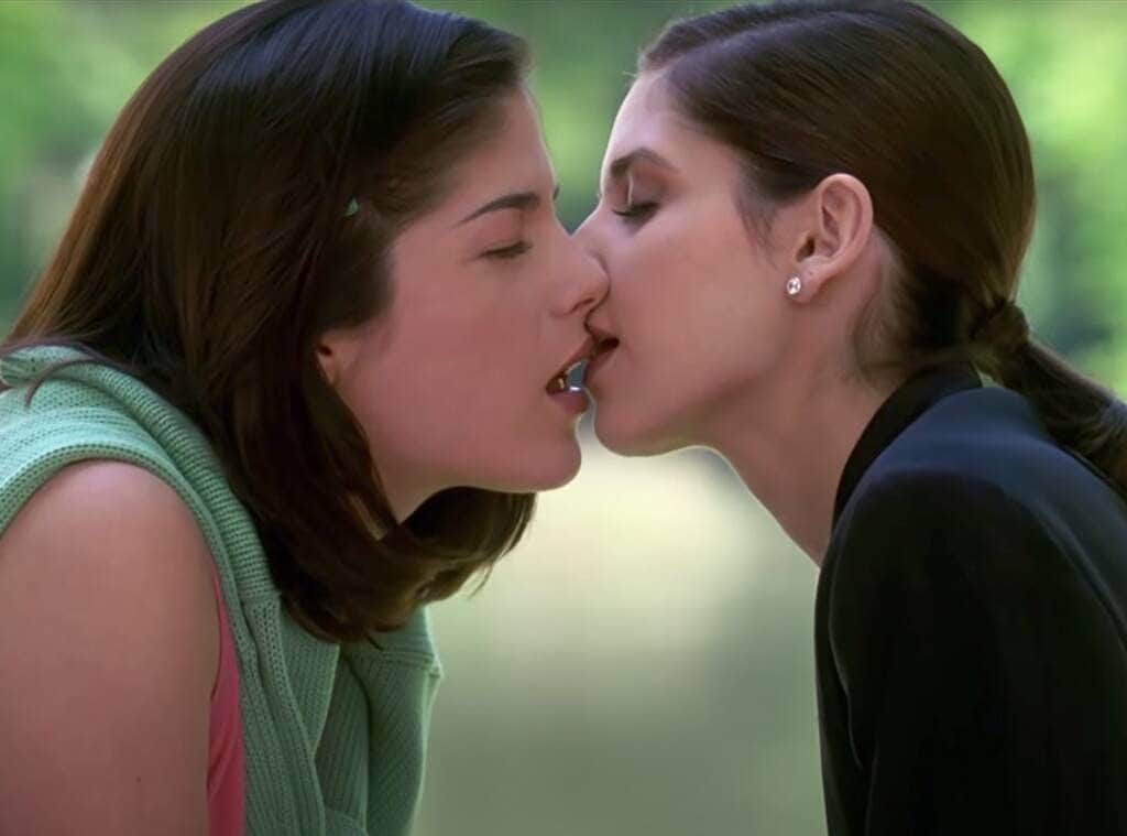 E! Onlineさんのインスタグラム写真 - (E! OnlineInstagram)「Exclusive: It's been 20 years since Sarah Michelle Gellar and Selma Blair's groundbreaking kiss from #CruelIntensions. Now they're recreating it for #MTV's Movie Award special-  the link in our bi💋. (📷: Columbia)」12月7日 6時00分 - enews