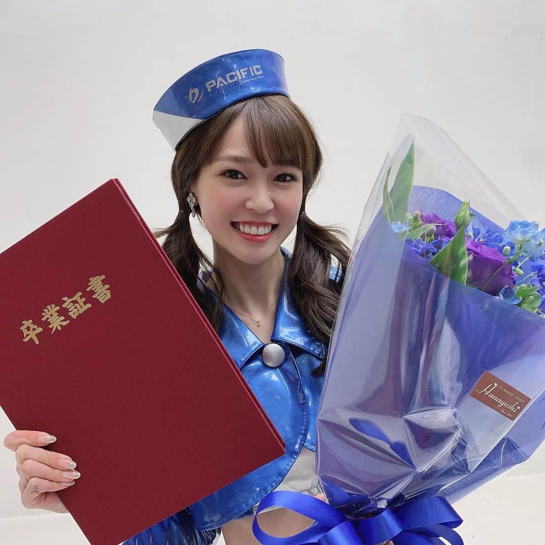 橘香恋のインスタグラム：「おはようございます❤︎﻿ ﻿ 前回の投稿に﻿ イイネとコメントありがとうございます☺﻿ ﻿ ﻿卒業式ありがとうございました💘  コロナウイルスの影響で お会い出来る回数がグンと減ってしまい お互い寂しい気持ちでしたが 数少ないイベント等に駆け付けて下さり 本当に嬉しかったです🥰  どんな時も 私は皆様がいて活動出来ています。  いつも支えて下さり 本当にありがとうございます💞 ﻿ ﻿花束と卒業証書ありがとうございました✌︎ ﻿ ﻿」