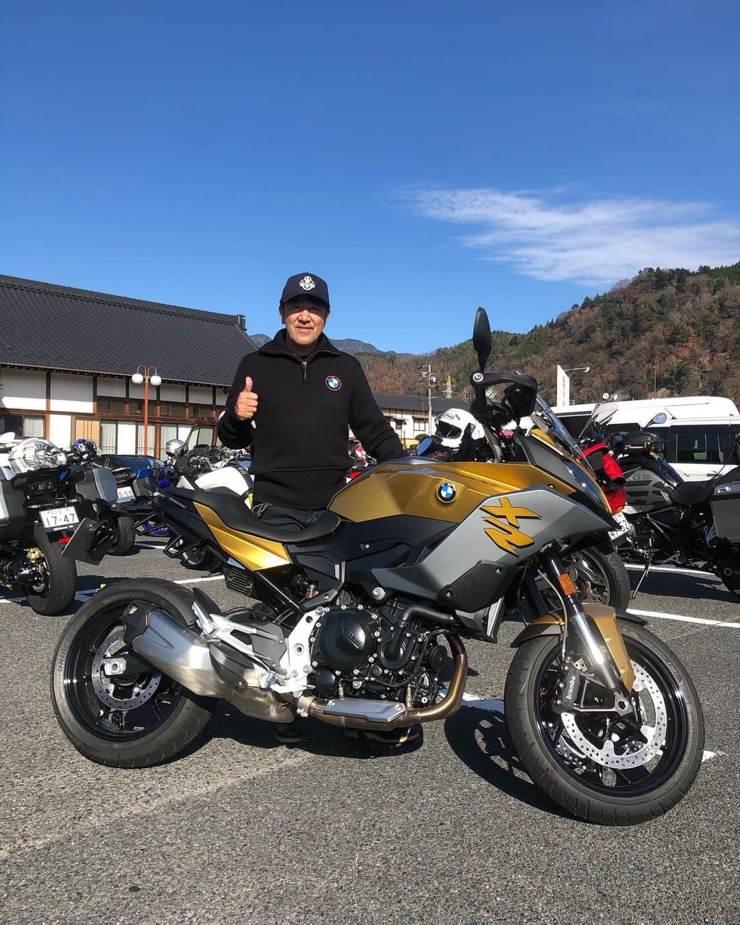 黒岩唯一さんのインスタグラム写真 - (黒岩唯一Instagram)「BMW MOTORRAD 岐阜主催のツーリングに参加しました！！ 10月にオープンした、日本で一番大きな規模のBMW バイク正規ディーラーです。 今回は、F900XRを借りてツーリング。 900だけど、400ccくらいの軽く取り回せて、しかもパワーがすごい！！ スタイルもいいし、最高！！ 約300キロの距離を30台の仲間で楽しく走行しました！！ 元GPライダー、NOBBYこと、#上田昇 さんの後ろを走行。流石のライディングで、林道では、あっという間に見えなくなりました💦 今回の模様も、テレビ愛知 黒ちゃんねるでオンエアしますよ！！  #bmwmotorrad  #f900xr  #ツーリング  #仲間  #グッドスピード  #上田昇  #テレビ愛知  #黒ちゃんねる  #黒岩唯一  #bmwgs  #fun」12月7日 6時05分 - tadakazukuroiwa