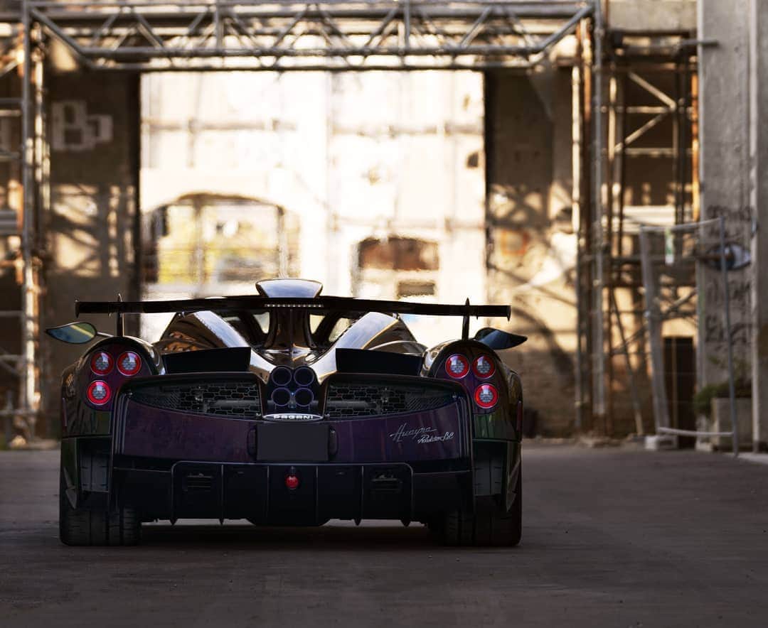 パガーニ・アウトモビリのインスタグラム：「Elegant yet quite aggressive.   The dual identity of the Roadster BC surprisingly emerges in backlighting: sinuous lines designed to seduce going hand in hand with air-cutting shapes crafted to perform at the best.  #pagani #huayra #roadsterbc #ParcoInnovazione」