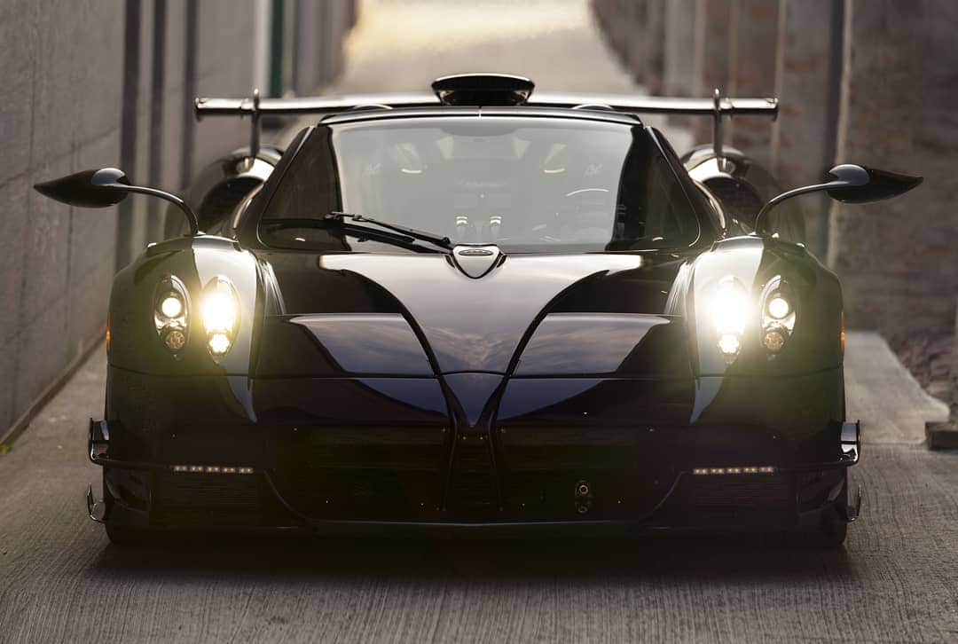 パガーニ・アウトモビリのインスタグラム：「Elegant yet quite aggressive.   The dual identity of the Roadster BC surprisingly emerges in backlighting: sinuous lines designed to seduce going hand in hand with air-cutting shapes crafted to perform at the best.  #pagani #huayra #roadsterbc #ParcoInnovazione」