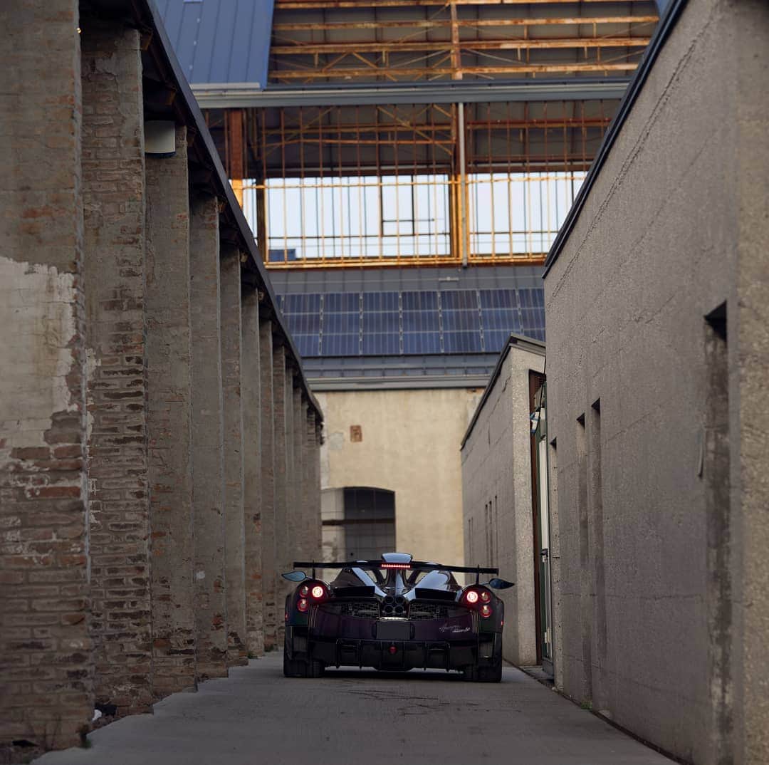 パガーニ・アウトモビリのインスタグラム：「Elegant yet quite aggressive.   The dual identity of the Roadster BC surprisingly emerges in backlighting: sinuous lines designed to seduce going hand in hand with air-cutting shapes crafted to perform at the best.  #pagani #huayra #roadsterbc #ParcoInnovazione」
