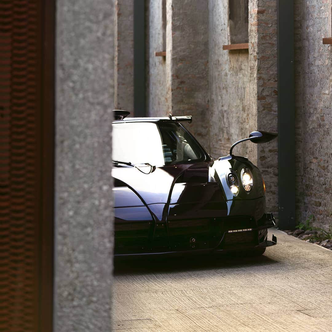 パガーニ・アウトモビリのインスタグラム：「Elegant yet quite aggressive.   The dual identity of the Roadster BC surprisingly emerges in backlighting: sinuous lines designed to seduce going hand in hand with air-cutting shapes crafted to perform at the best.  #pagani #huayra #roadsterbc #ParcoInnovazione」