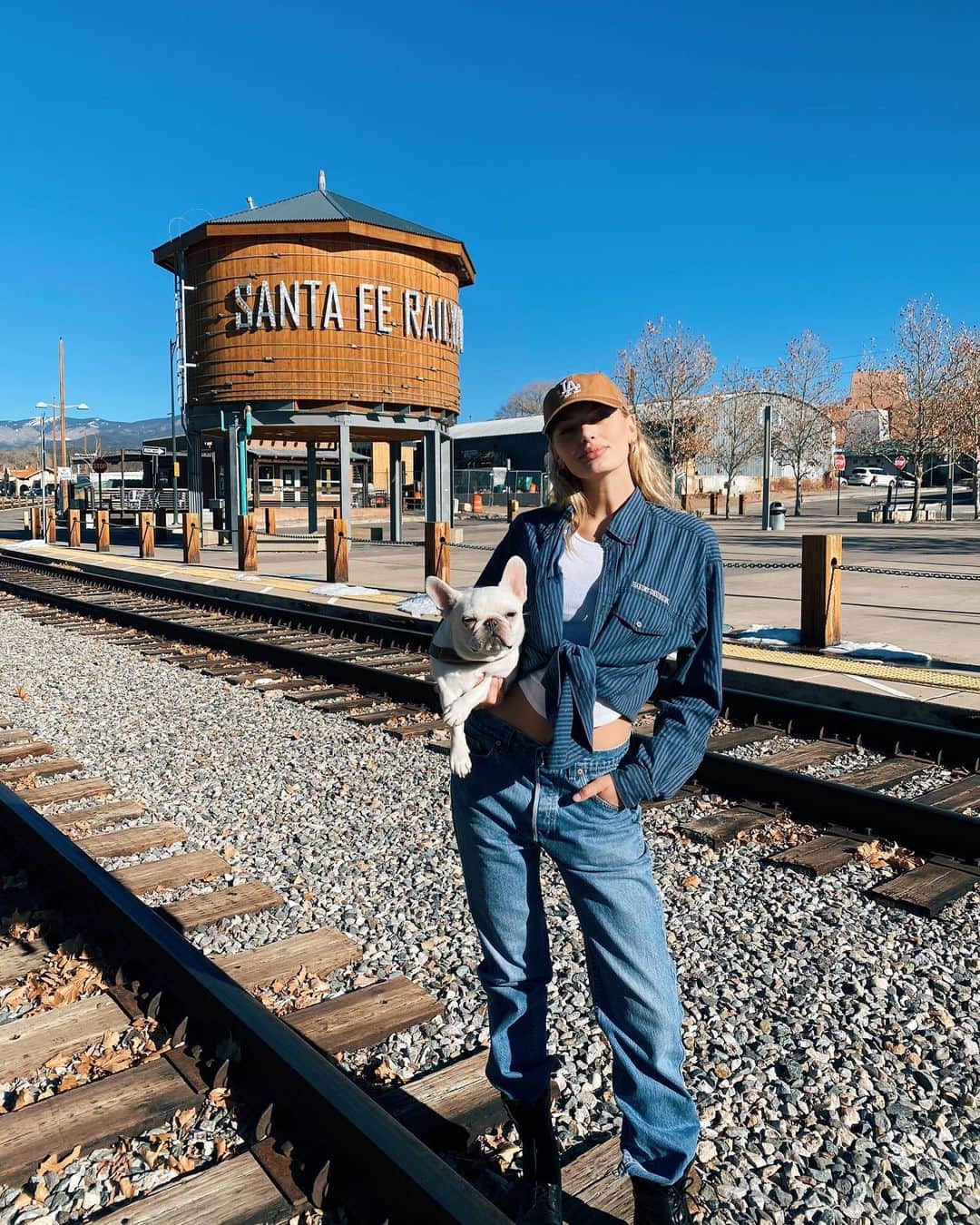 ブレッヒェ・ハイネンのインスタグラム：「Here’s a photo of me in Santa Fe and Norma struggling to stay awake」