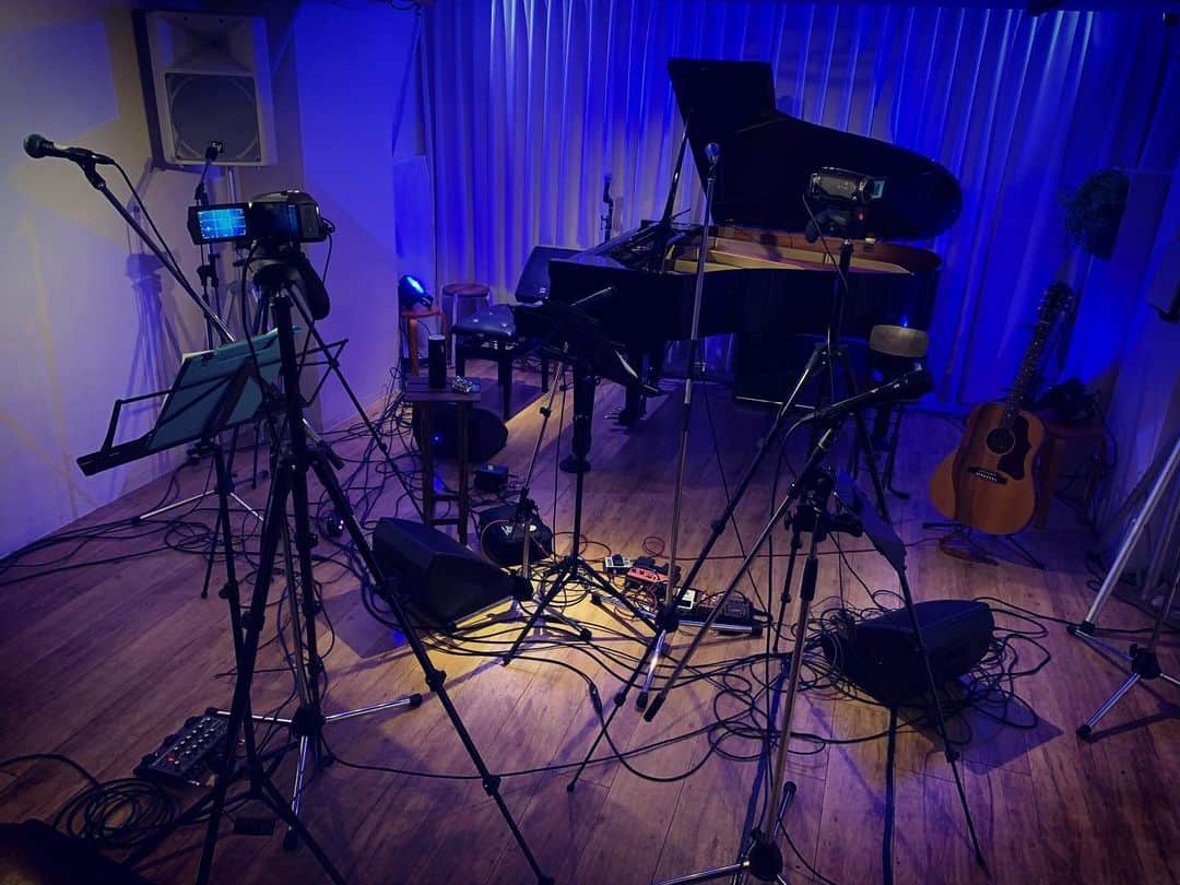 尼丁隆吉さんのインスタグラム写真 - (尼丁隆吉Instagram)「8ヶ月ぶりのライブハウスは 配信ライブでした。指怪我 してギター弾けないので音源と ピアノでやりきりました。 #配信ライブ #エクレルシ  #threeman #live」12月7日 6時17分 - ryukichiamacho