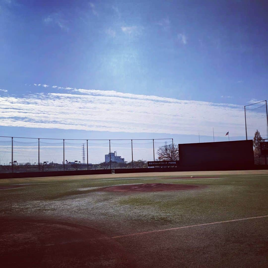 森岡良介さんのインスタグラム写真 - (森岡良介Instagram)「少し遅くなりましたが、2020年シーズンが終了しました。  今年は、制限のある中で開幕し、ファンの皆さんもなかなか観戦することも出来なかったり、我慢しながら応援する事が多かったと思いますが、みなさんの熱意や想いのお陰であったり、日の当たらない所で試合をシーズンをやりきる為に動いてくださった方々のお陰でプロ野球全体がシーズン乗り切れたと思ってます。  本当にありがとうございましたm(_ _)m  『２年連続最下位』  この事実と向き合って、受け入れてまずは僕が変化しないといけないです。  このオフ報道等で色んな変化が起きてます。 前向きに変化した人、または急激な変化に耐える人、様々やけどその人達を見習って僕も色々変化出来るように、沢山勉強しようと思います。」12月7日 6時19分 - morley681075