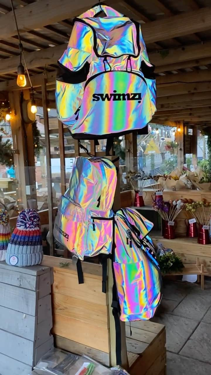 リアム・タンコックのインスタグラム：「Good to see @swimzi at the @peartreewoodhouse Christmas Market this weekend. Video taken with a flash so you can see the reflective super bobbles and the No1 backpacks glowing ❄️🔥 #Swimzi #SuperBobble #Christmas」