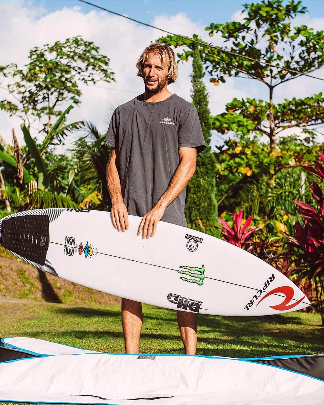 Rip Curl Australiaさんのインスタグラム写真 - (Rip Curl AustraliaInstagram)「Heading somewhere? Consider the F-Light board cover your saviour for every boat, plane, car, tractor, helicopter, hovercraft... you name it. Lightweight and extra durable, F-Light has you covered. ⁠ ⁠ Ain't that right, @owright. 💪⁠ ⁠ ⁠」12月7日 6時23分 - ripcurl_aus