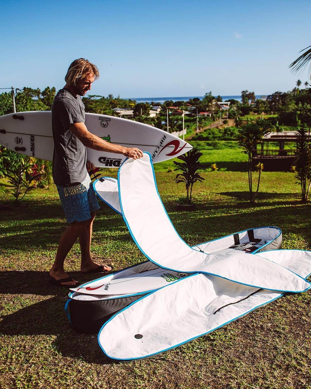 Rip Curl Australiaさんのインスタグラム写真 - (Rip Curl AustraliaInstagram)「Heading somewhere? Consider the F-Light board cover your saviour for every boat, plane, car, tractor, helicopter, hovercraft... you name it. Lightweight and extra durable, F-Light has you covered. ⁠ ⁠ Ain't that right, @owright. 💪⁠ ⁠ ⁠」12月7日 6時23分 - ripcurl_aus