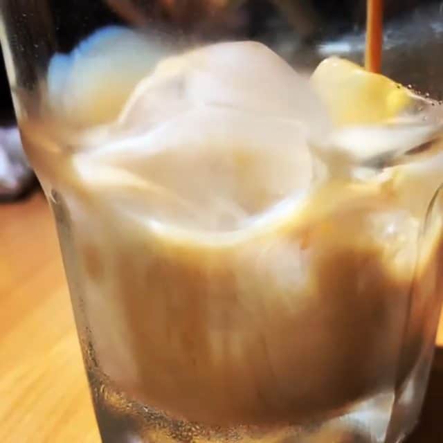Cesar Gonzalez Cocineroのインスタグラム：「🎄Ponche Crema Casero🎄 ⠀  Esta receta rinde para 12 raciones ⠀  Ingredientes:  4 ½ tazas de Leche líquida  1 lata de Leche Condensada 8 Huevos 1 ½ tazas de Ron 1 cdta. de Vainilla ⠀  Preparación: ⠀  -Separa las Claras de las Yemas.  ⠀  -Coloca en una olla las 8 Yemas, la Leche y la Leche Condensada. ⠀  -Lleva a fuego lento y revuelve constantemente hasta que espese. Es importante no dejar que hierva para que no se corte. ⠀  -Cuando espese, retira del fuego y añade el Ron y la Vainilla.  ⠀  -Deja enfriar y estará listo para colocar en botellas.  ⠀  -Se deben lavar bien las botellas antes colocar la mezcla, además es importante colar la mezcla antes de verterla en las botellas para evitar cualquier grumo. ⠀  -Llevar a la nevera y disfrutar bien frío (con o sin hielo)  Recuerda enviarme fotos para ver cómo te quedó 😁.」