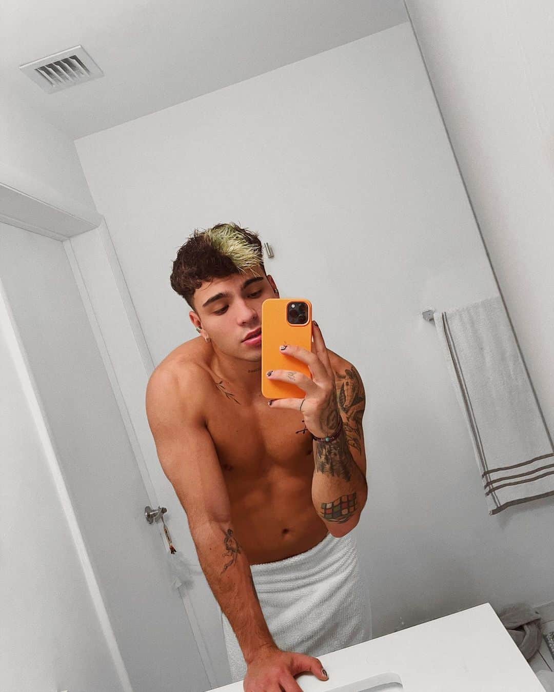 Sebastián Villalobosのインスタグラム：「mE bAñÉ uN dOmInGo 😛」