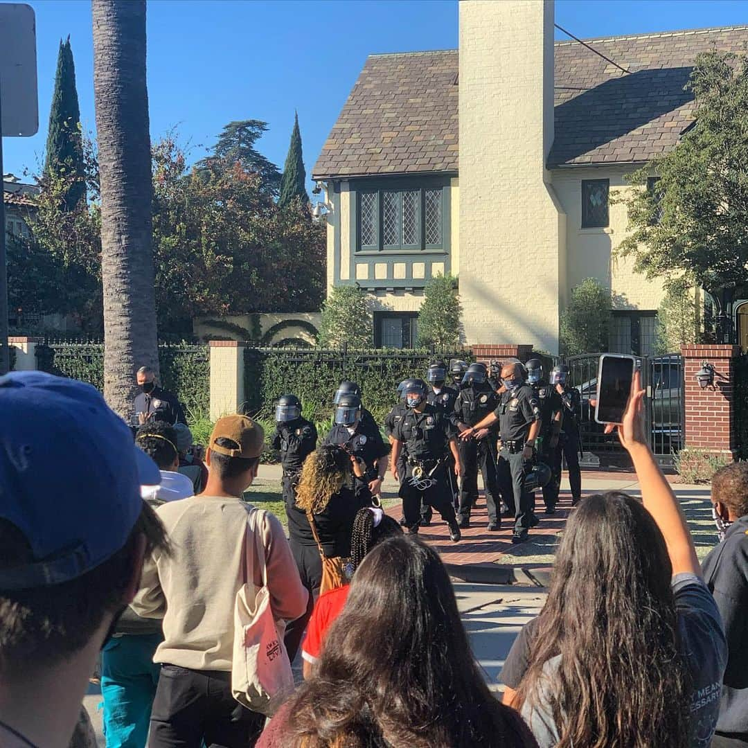 アミン・エル・ガマルさんのインスタグラム写真 - (アミン・エル・ガマルInstagram)「this is right before garcetti sent the cops to attack us with batons—completed unprovoked. they brutalized and arrested a trans organizer and sent a couple protesters to the hospital. this is far from over. fuck @mayorofla, fuck “liberal” white supremacy and fuck every single cop. @joebiden, please don’t pick this clown for anything. 🙏🏽 #blockgarcetti #blacklivesmatter」12月7日 6時39分 - feistypharaoh