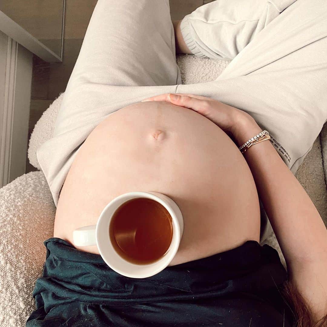 クララ・アロンソのインスタグラム：「Having a huge belly has it’s perks 🤣 #pregnancy」