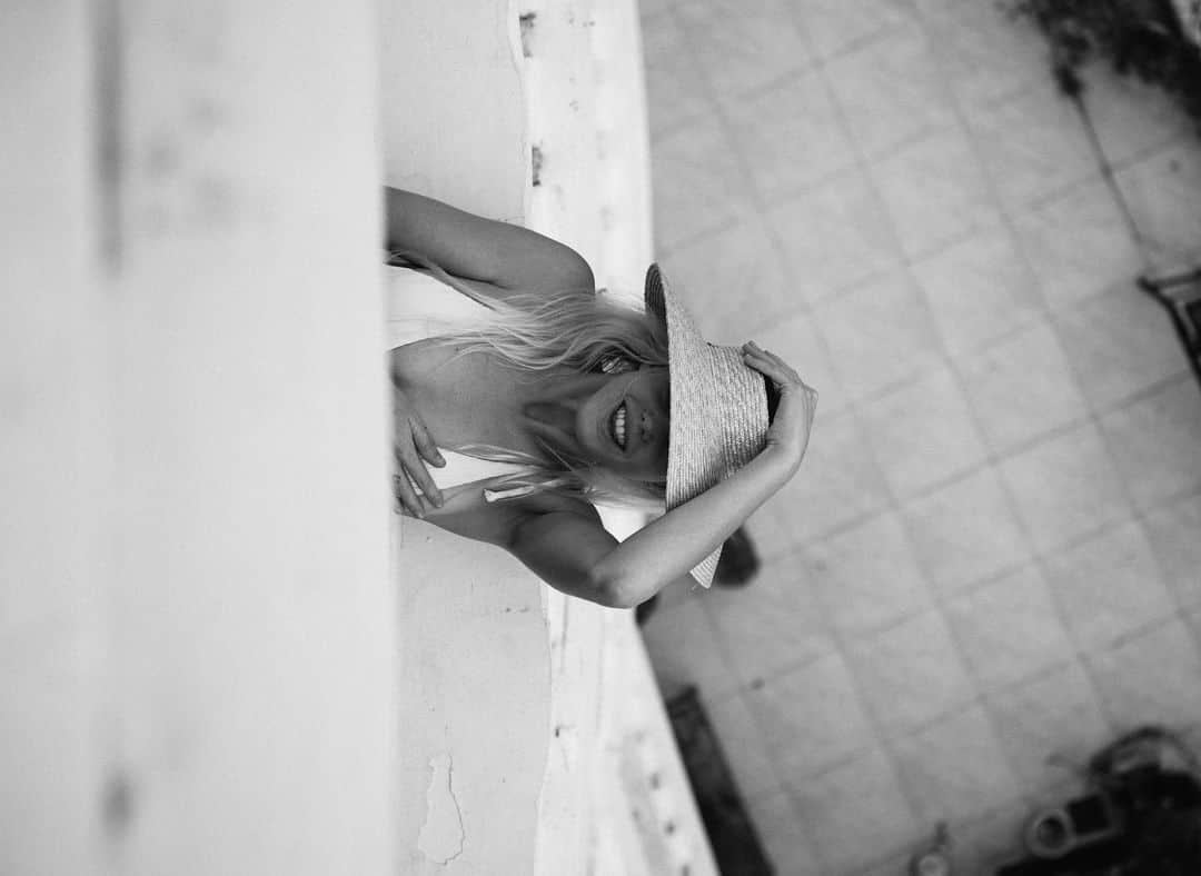 ローラ・エンバーのインスタグラム：「☀️☀️☀️ @woodygphoto @billabongwomens」