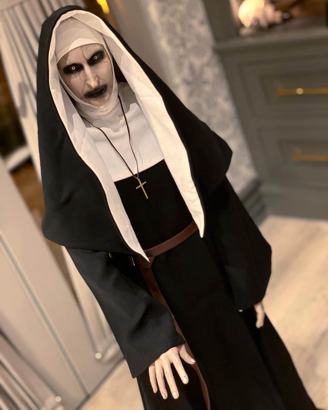 ジェームズ・ワンさんのインスタグラム写真 - (ジェームズ・ワンInstagram)「Look at this incredible lifelike, half scale (half scale!) of the Nun by @prime1studio. It’s like having your very own @bonnieaarons1 in your living room! #TheConjuring2 #TheNun」12月7日 6時43分 - creepypuppet