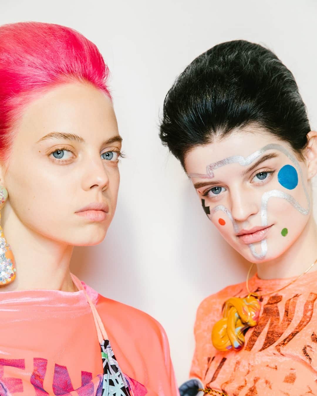 Vogue Beautyさんのインスタグラム写真 - (Vogue BeautyInstagram)「When it comes to hair in 2020, this year we’ve seen the biggest shift in trends as salons around the world were forced to shut down, leaving our roots to fend for themselves. As a result, Google searches for anything DIY-dye jobs went up—from maintaining to completely transforming ones look. Can you relate? Tap the link in our bio for more of 2020’s top beauty trends. Photographed by @coreytenold」12月7日 6時45分 - voguebeauty