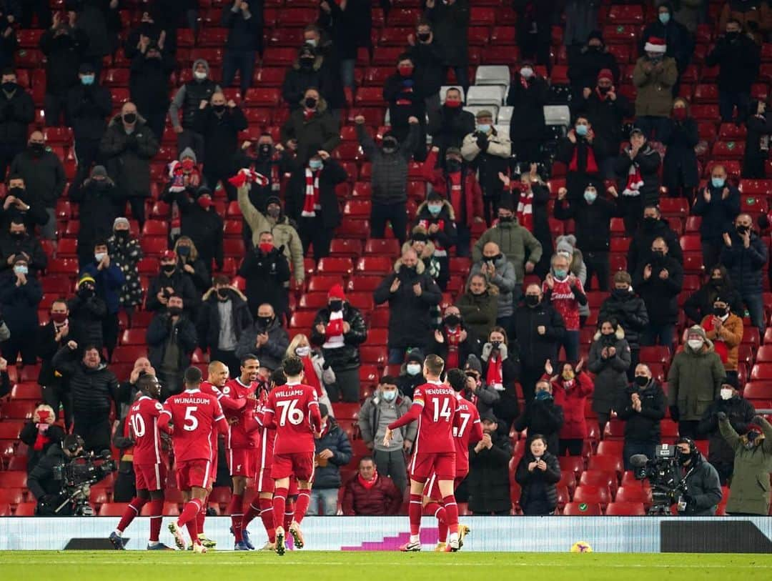 ジョルジニオ・ワイナルドゥムさんのインスタグラム写真 - (ジョルジニオ・ワイナルドゥムInstagram)「What a night to have the fans back 😁🙌🏾 We’ve missed you ❤️ #YNWA #LIVWOL」12月7日 6時54分 - gwijnaldum