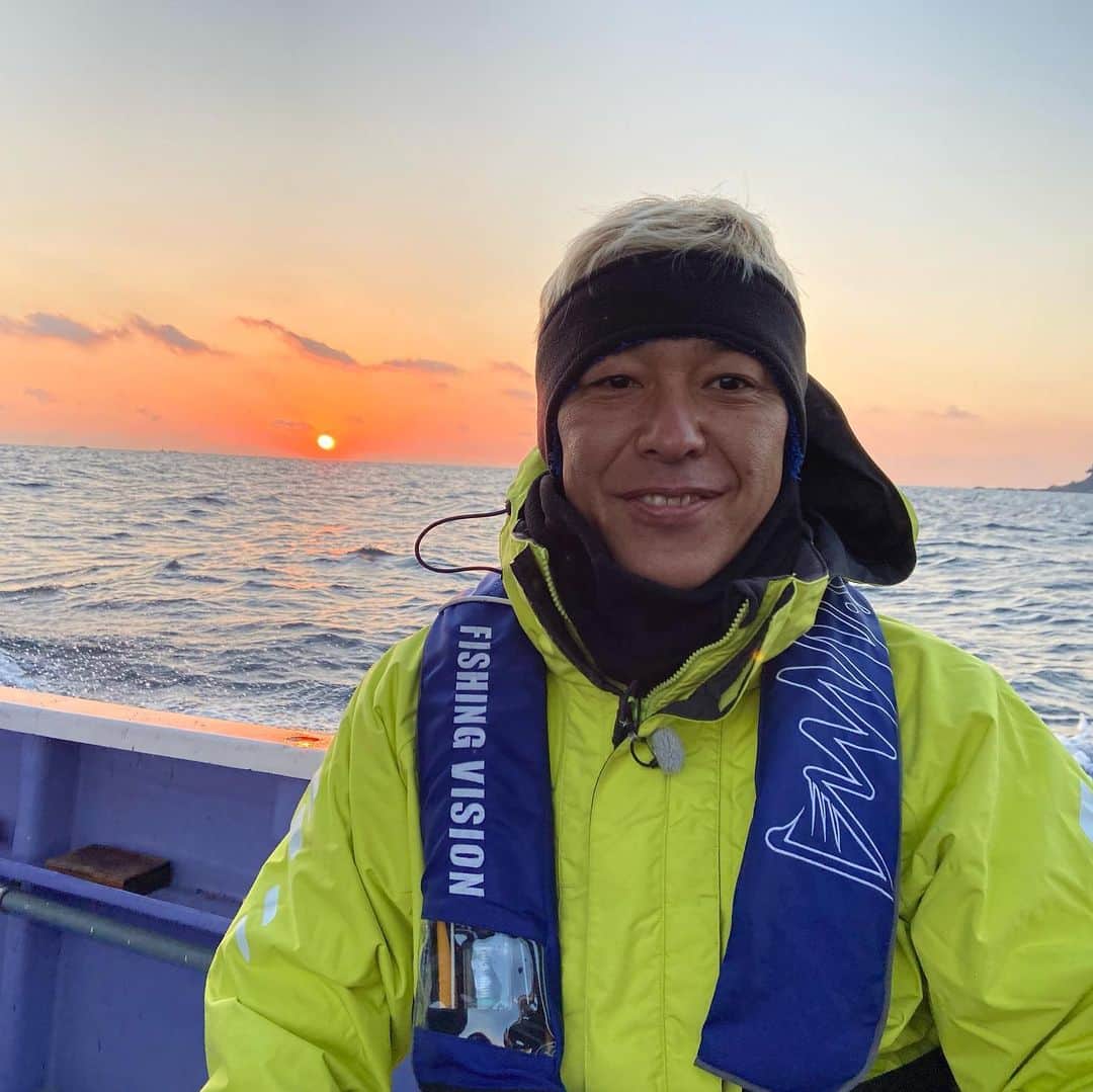 田村亮のインスタグラム：「今日は海 おじさんになっても朝日を見ると写真を撮ってまう #ロンブー亮 #釣り人」