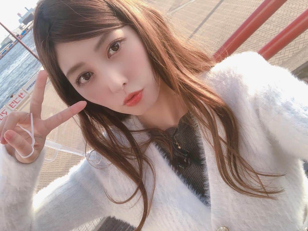 橘ゆりかのインスタグラム：「﻿ ちゃんと4時起きできた🥳🥳🥳﻿ ﻿ お外はまだ真っ暗です。﻿ ﻿ 私が眠ってた間も働いてくれている人がいるから社会が回ってることを実感できる朝🌃﻿ ﻿ ﻿ 朝から重め！笑﻿ あっ！おはよー🦄✨﻿ ﻿ ﻿ #おはよう #橘ゆりか #早起き﻿ #gm☀️」