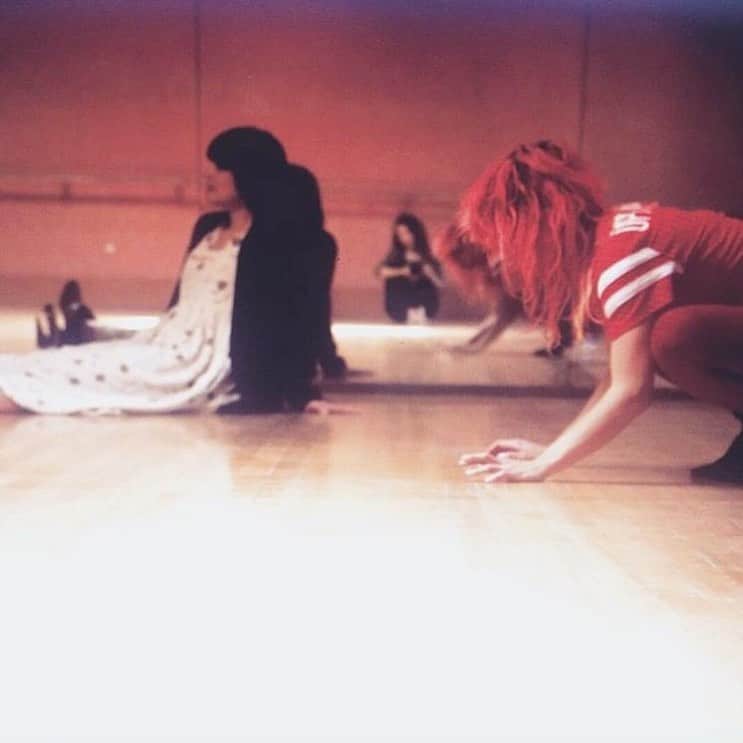 シャニン・ソサモンのインスタグラム：「w/ sissy and mia, each of us very ourselves here. someone’s head is in the clouds. i loved that dress. then i wore it in a movie and it never felt the same. the air of nostalgia is thick」