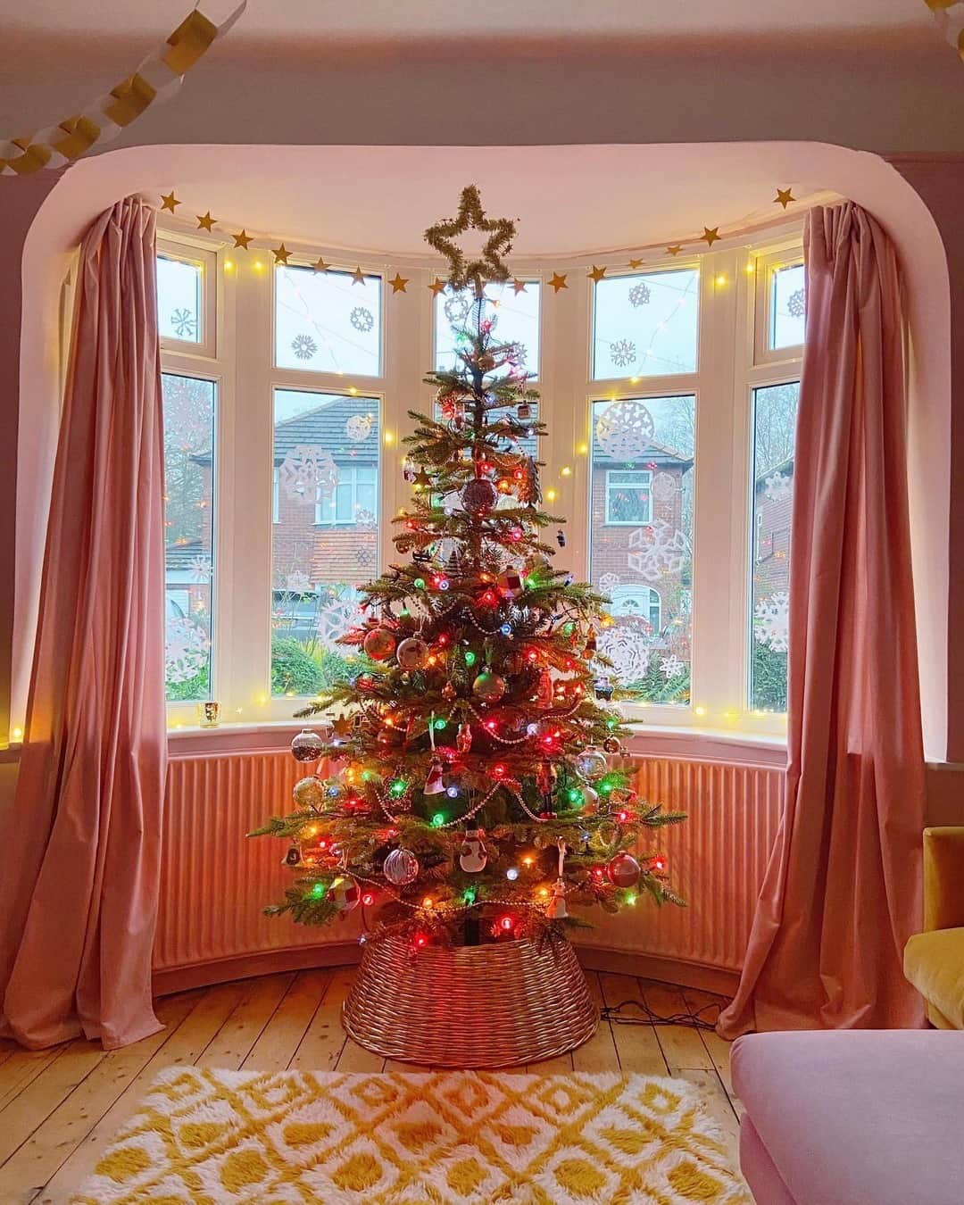 ダニジョーのインスタグラム：「File under: Dannijo holiday inspo 🎀✨🎄  photo by @thehousethatcolourbuilt」