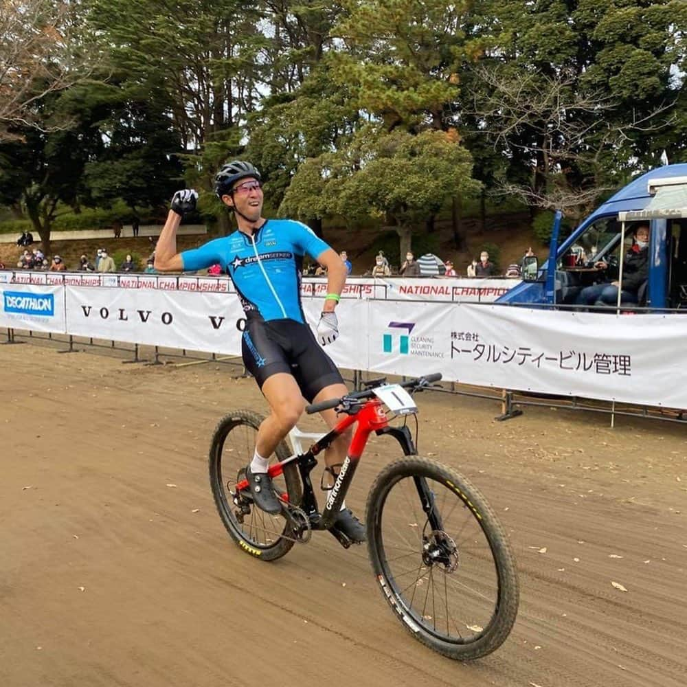 山本幸平さんのインスタグラム写真 - (山本幸平Instagram)「全日本選手権大会 マウンテンバイクXCC 初代チャンピオンになりました。 自転車競技/マウンテンバイクの新たな可能性を感じるイベント内容で心がワクワクした2日間。開催してくれて、ありがとうございます。  チームとしても土曜のエリミネーター2位 @k_riki.o 。 日曜のショートクロカン1-2フィニッシュ。  今シーズンも応援ありがとうございました。  I won National championship XCC . 2days this race event will make new story ours mountain bikers. Thanks a lot organizing super cool race event.  #dreamseekermtbracingteam @cannondalejapan @daiken_corporation @teamdaito @bikeranch @maxxisbike @oakleyjapan @tokachimainichi #アルムシステム #日本写真判定株式会社 @hokuo_knot @hokuo_cc20 #開西病院 #スポーツ医科歯科研究会 @wavenyan @shimano_cycling_japan #ergomotionch  @magon_official @enemoti_official @mizutanibicycle @stansnotubes @esigrips @cycliq #fightwithlefty #弱虫ペダル #さくら不動産 #carmate @wahoofitnessofficial  @ergonbike  #スポーツアロマコンディショニング @tcs_international @team_nippon @yamamotoathletefarm #athletefarm #koheibrandenergycoffee @rideshimano」12月7日 7時01分 - kohey55