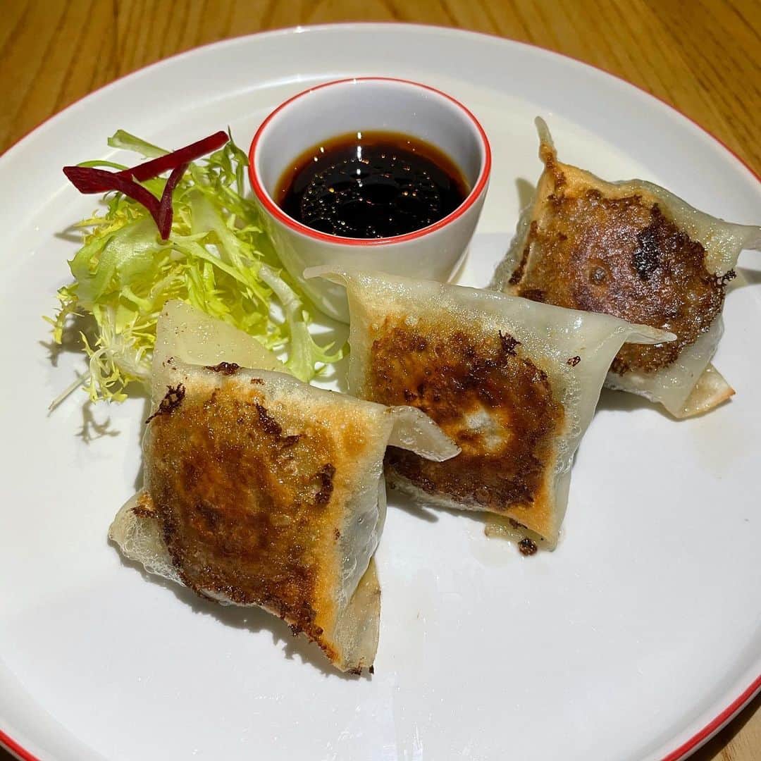 のインスタグラム：「One of Matsuhisa’s signature dishes #wagyudumplings  #dumplings #wagyu @matsuhisabeverlyhills  @nobumatsuhisa_dinnerware @miraifinemeats」