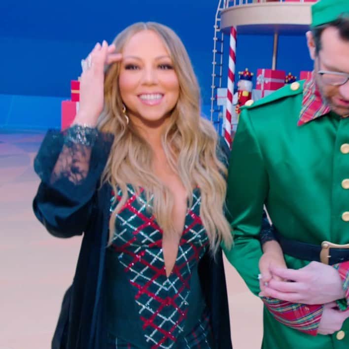 マライア・キャリーのインスタグラム：「A very important conversation about shoes with @billyeichner 👠 #MariahsMagicalChristmas 🎄#bts」