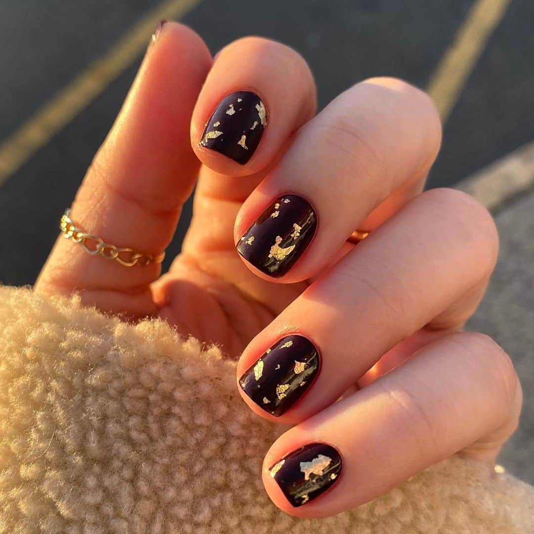 Soniaのインスタグラム：「Turned 29 yesterday, so of course today was spent eating leftover birthday cake🎂 chocolate ganache nails fit the vibe🤎✨ - Polish: @deco.miami Tied Down Ring: @stoneandstrand」