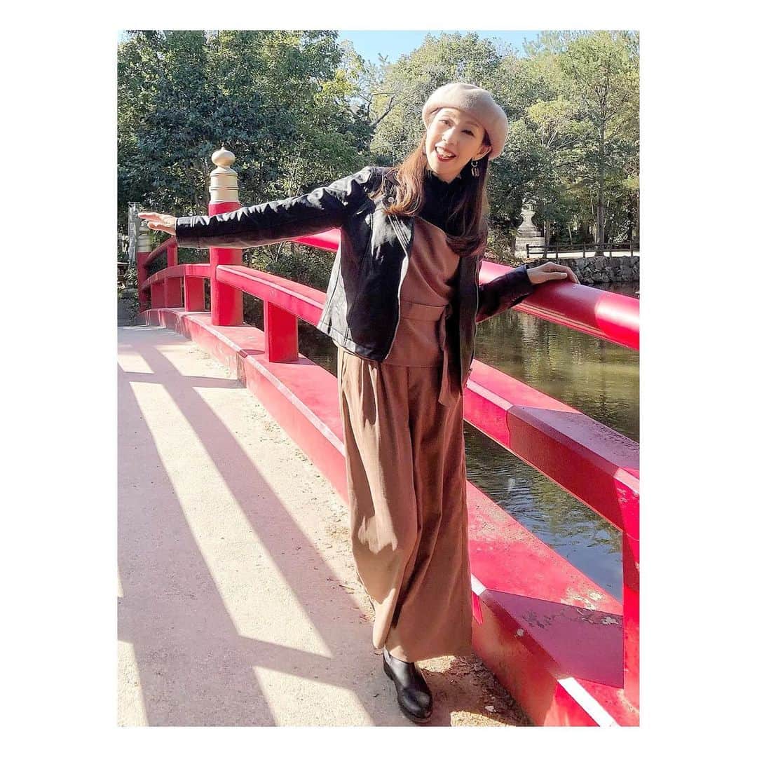 のインスタグラム：「・ 皆さま、おはようございま〜す♬ 本日は女子旅でのshotで〜す❤︎ 先日淡路島へ一泊二日で行ってきましたっ♬ このpicは「伊弉諾神宮」で撮ったもの❤︎ 楽しくってテンション上がりまくりの私〜😁 2枚目は腕を使って皆さんに大きなハートを作ってみた❤︎ でもこれが…お猿さんみたいになってて笑えるっ（笑）🙈 でもハートだって伝わると嬉しいな。。。♬ 今日は7枚の写真をpost〜♬ 上の⬆︎picを横に⇒swipeして見てくださいね〜❤︎ 12月師走… 「走る」の文字を見るだけで慌ただしいのは私だけ！？ 秋から冬へ…気温差の大きい毎日… 体調を崩すことなく頑張ってまいりましょう👍 今週もよろしくお願いしま〜す❤︎ ・ #淡路島#伊弉諾神宮#モデル#大原由美子#model#関西モデル#神戸モデル#シンプルコーデ#写真を撮るのが好きな人と繋がりたい #fashion#アパレルモデル#お洒落さんと繋がりたい#ファッションモデル#fashionmodel#サロモ#jaiguru#模特#インフルエンサー になりたい#写真家さんと繋がりたい#Japanesemodel#모델#カメラマンさんと繋がりたい #webモデル#fashion#写真好きな人と繋がりたい#ファインダー越しの私の世界 #被写体#ootd #ライダースジャケット#さざれ石」