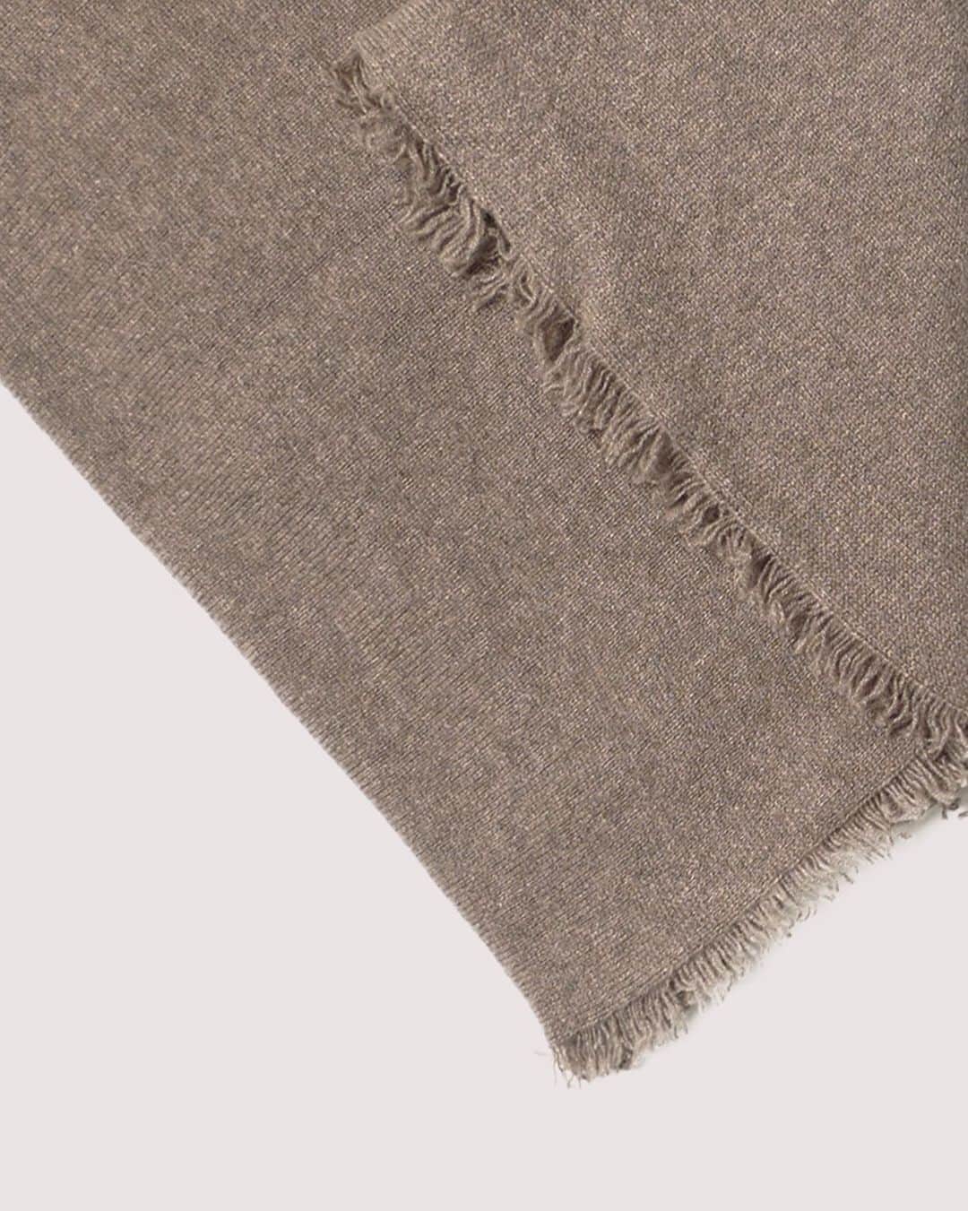 プリングル オブ スコットランドさんのインスタグラム写真 - (プリングル オブ スコットランドInstagram)「Measuring in at 180cm by 40cm, our fringed cashmere scarves are the perfect accessory to keep you all wrapped up and cosy this season.   #PringleScotland #MadeinScotland #cashmere」12月7日 7時19分 - pringlescotland