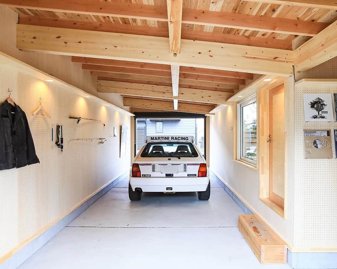 ネキストホームのインスタグラム：「間接照明がオシャレなガレージ☺️🎶 その他の施工事例は　@nexthausdesign1947 からホームページへ行ってチェックしてください😆✨・ - - - - - - - - - - - - - - - - - - - - - ・ 時を超えた、 新しいスタンダード。 #NEXTHAUSDESIGN ・ - - - - - - - - - - - - - - - - - - - - - - - - - - - - more photos → @nexthausdesign1947 - - - - - - - - - - - - - - - - - - - - - - - - - - - - ・ #ネクストハウスデザイン は心地よい#木の家 をお客様と一緒につくる#木造 の#注文住宅 を中心とした、創業1947年に創業した#宇都宮市 の#工務店 です。 ・ 大手ハウスメーカー 等が推奨する、30年ごとに建て替える家ではなく、#無垢材 やモイス などの#自然素材 を使い、そのご家族の#暮らし 方に合わせた#心地よい暮らし をご提案しています。 ・ そんな#家づくり を実際に体感できる#モデルハウス がありますので、ぜひご見学ください。 ・ あなたの理想の#マイホーム の答えが私たちの#家づくり にあります。 ・ #新築 用の#土地探し から#住宅ローン 等の資金計画まで、DMやメール、お電話等でいつでもご相談ください。 ・ #マイホーム計画 中の方は、HPより資料請求して頂ければ、コンセプトブック等をお届けいたします。 ・ ↓のプロフィール欄からHPに移動できます。 ・ - - - - - - - - - - - - - - - - - - - - - @nexthausdesign1947 - - - - - - - - - - - - - - - - - - - - - ・ ・ 施工対応エリア ・ #栃木県 全域 #宇都宮市 #さくら市 #真岡市 #下野市 #日光市 など ・ 車で1時間以内の範囲を主に施工エリアとしていますが、それ以外の地域の方もお気軽にご相談ください。 - - - - - - - - - - - - - - - - - - - - - このインスタの管理人は世界を変える住宅屋 @mizonobe です。 家づくりに関することも、そうで無いことも ご相談お待ちしてます！」