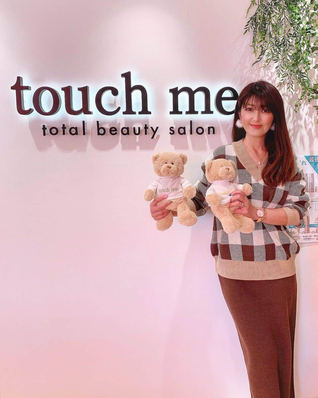 のインスタグラム：「💗💗💗  定期的に通ってる @touchme.official  𝐭𝐨𝐮𝐜𝐡 𝐦𝐞 -𝐭𝐨𝐭𝐚𝐥 𝐛𝐞𝐚𝐮𝐭𝐲 𝐬𝐚𝐥𝐨𝐧   今回のメニューも安定の フェイシャルのハイパーナイフ しっかりとケアしてもらったよ✨✨  即効性があって グイーンとリフトアップ⤴︎ ⤴︎ フェイスラインがシュッとして お肌にハリが出てる♡  デコルテもしっかり流してもらって血流 リンパの巡りが良くなって コリコリに凝ってた肩と首も解れ 今は凄〜く体が楽🙌🏼  1枚目はメイクオフする施術前 動画は╭☞最後の方  炭酸パックはバカ殿みたくなるけど🤡‪w これが気持ち良くて お肌もワントーンアップするの♡  マスク生活に慣れてる今 ふと、鏡を見たらタルミが気になる😱 なんて方💦💦💦 良心的な価格設定なので1度試してみてね✅  ★東川口駅 北口徒歩2分 ★埼玉高速鉄道 徒歩1分 ★無料駐車場完備 キッズスペースが広くて ちょっとした託児所みたいで 清潔感あって綺麗✨  メニューも豊富なので 1日で複数のケアが出来るのも魅力✨ お得な回数券や都度払いありで 価格設定も良心的です  #サロン#エステ#エステサロン#ハイパーナイフ #ハイパーナイフ痩身 #フェイシャル#フェイシャルエステ #エイジングケア#アンチエイジング#たるみ#東川口#埼玉サロン#埼玉#ホワイトニング#痩身エステ#小顔#リフトアップ#小顔#スキンケア#ダイエット#ボディメイク#美容マニア#美容#美容マニア#美容好きな人と繋がりたい  #美容好きさんと繋がりたい #インフルエンサー  ✩ ⋆ ✩ ⋆ ✩ ⋆ ✩ ⋆ ✩﻿ ⋆ ✩ ⋆ ✩﻿ 見て下さった方(*´︶`*)♡Thanks!💐」