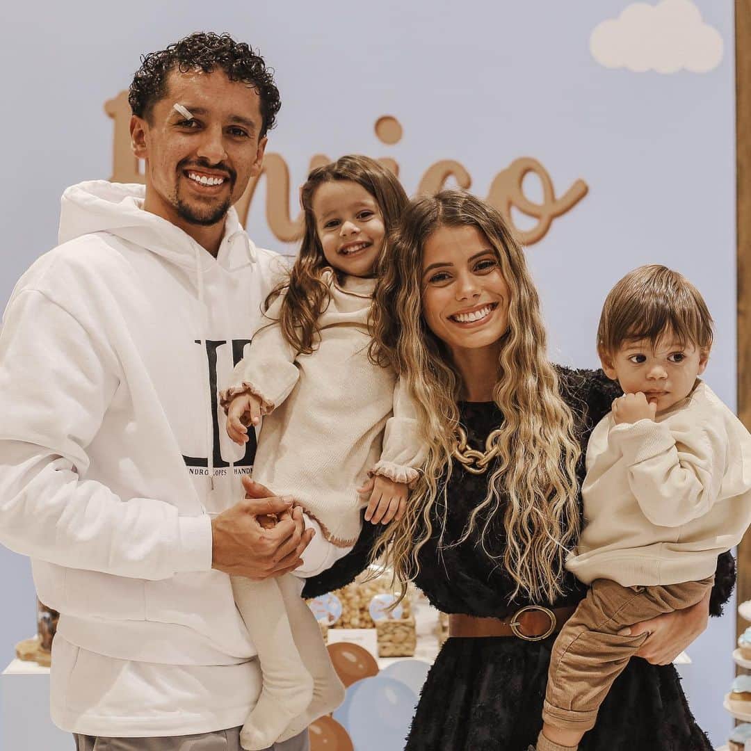 マルコス・アオアス・コレアのインスタグラム：「6 de Dezembro de 2019... Chegou nosso molequinho, nosso menino Enrico. Um neném que veio ao mundo, no meio de tanto caos e nos trouxe paz, fazendo simplesmente nos apaixonarmos ainda mais pela família que criamos @carolcabrino , Te amo filho, te amo muito, obrigado por me trazer todo esse orgulho e responsabilidade por ser o seu papai. Que Deus te abençoe sempre 🙏🏽 #1year #HappyBirthday」
