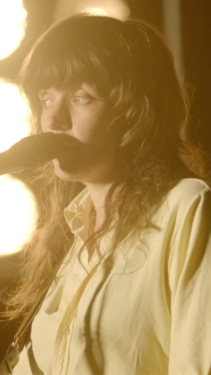 コートニー・バーネットのインスタグラム：「here’s our performance of Sunday Roast from the @royalexhibitionbuilding that aired on @thesoundau last night. watch our full set on Thursday 17th December 💕  tix in bio  Directed by Derry Sheehan, DOP @sherwin_akbarzadeh, Producer May Tusler, Recorded & Mixed by @annalaverty plus special thanks to @sarahmixes n @thomy.sloane. The Sound produced by: @mushroomcreativehouse」