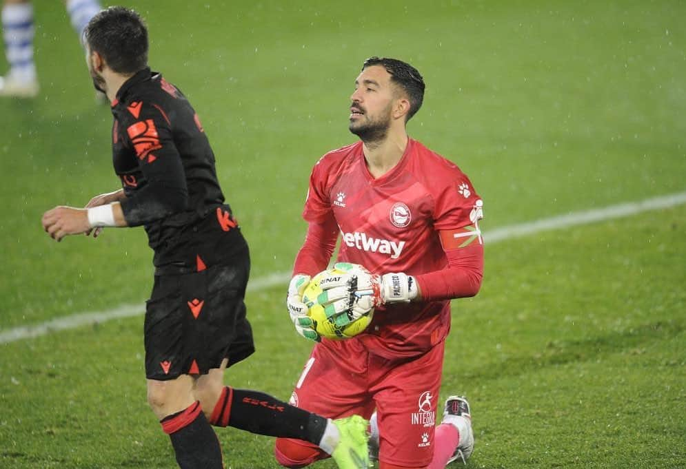 フェルナンド・パチェコのインスタグラム：「Muy orgulloso de convertirme en el jugador con más minutos del @deportivoalaves en primera, y más orgulloso del esfuerzo de mis compañeros en los momentos complicados. A seguir 💪 🔵⚪️」