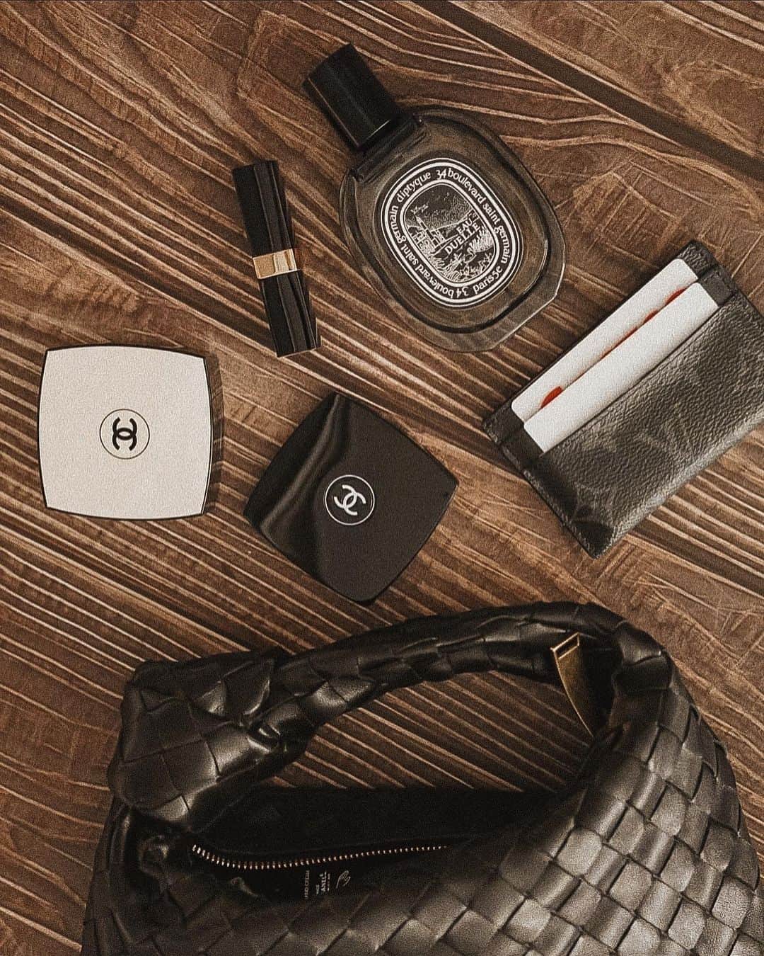Aylen Aのインスタグラム：「Essentials 🤎」