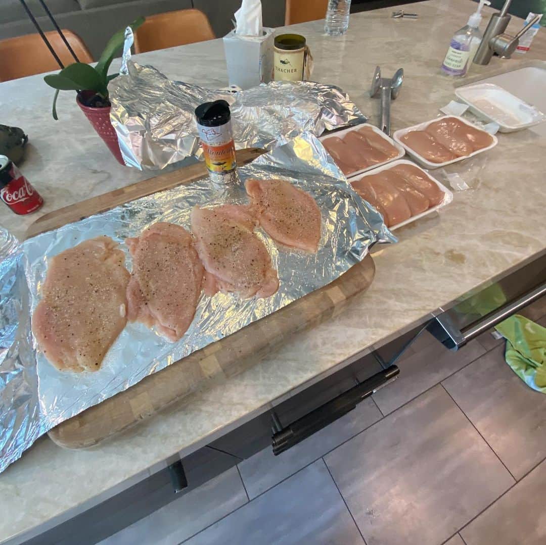 ストーン・コールド・スティーブ・オースチンのインスタグラム：「Sunday meal prep. 5.8lbs of chicken cooks down to 4.6lbs.  Enough for nine meals. Just cooked protein today. Tomorrow I will add the rice and green beans and be set for my daytime meals for the week.  Diet coach is @christinedwallace  I work with her online. Highly recommend her if you’re looking for nutrition help. She gets results as long as you do your part. Bottom line.  #diet #mealprep #macros  #work #nutrition」