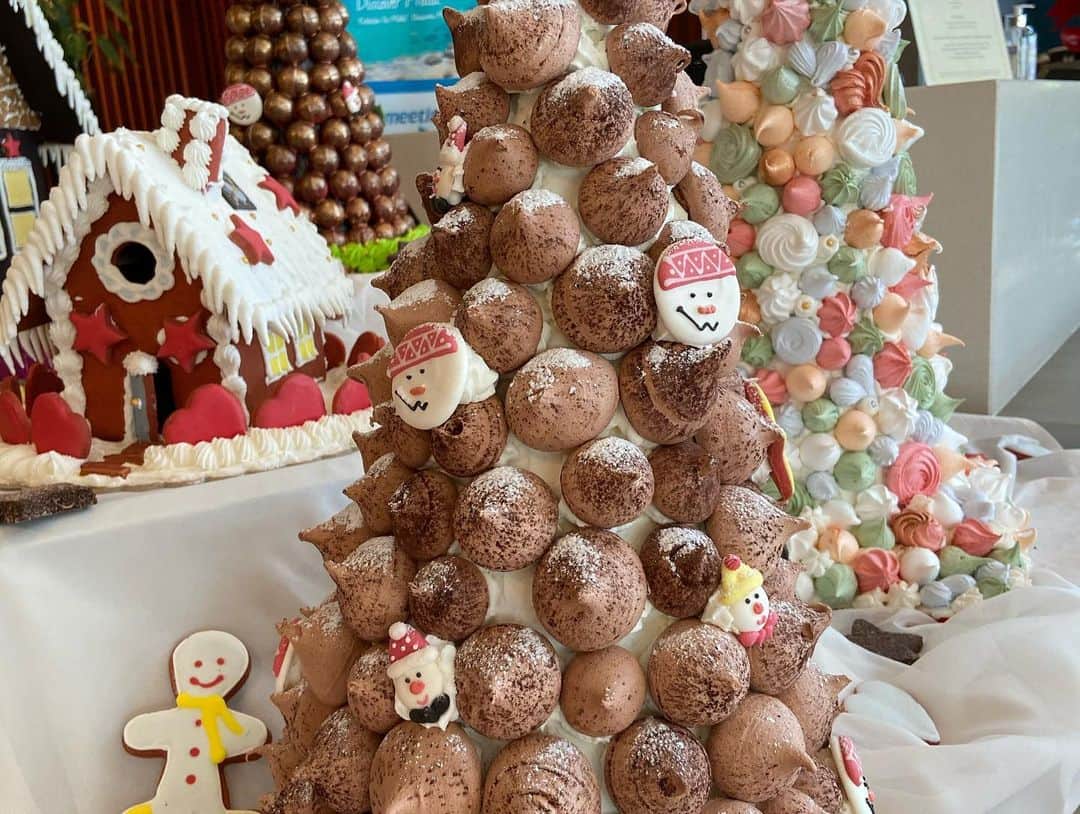 荒尾茉紀さんのインスタグラム写真 - (荒尾茉紀Instagram)「アフタヌーンティー🫖オーストラリアで知り合ったイタリアン友達が紹介してくれたマルタ在住のお友達とそのお友達😊どこの国でも、女性はお喋りが大好き💕気づけば外は真っ暗になってました😂ご馳走様でした❣️  Women like to talk regardless of nationality🎶I enjoyed so much😆Thank you✨  #thankyoucristian #マルタ #malta #アフタヌーンティー #afternoontea #labranda #relaxtime #クリスマスデコレーション #christmasdecorations #お菓子の家 #ヘクセンハウス #hexenhaus #レープクーヘンハウス #lebkuchenhaus」12月7日 7時45分 - maki.arao