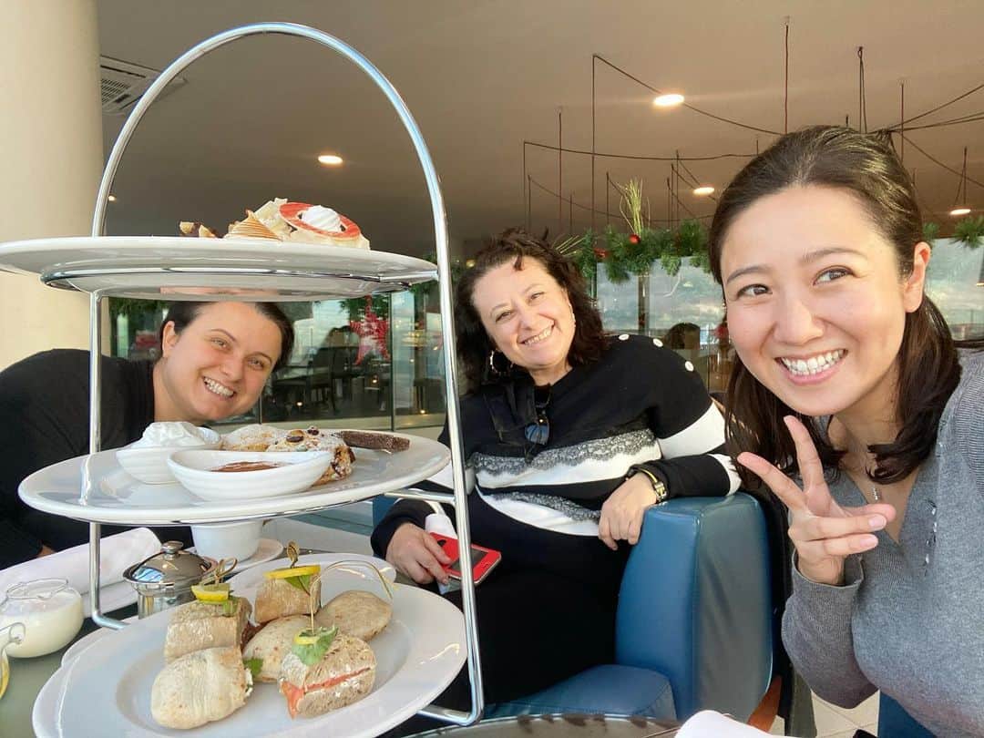 荒尾茉紀のインスタグラム：「アフタヌーンティー🫖オーストラリアで知り合ったイタリアン友達が紹介してくれたマルタ在住のお友達とそのお友達😊どこの国でも、女性はお喋りが大好き💕気づけば外は真っ暗になってました😂ご馳走様でした❣️  Women like to talk regardless of nationality🎶I enjoyed so much😆Thank you✨  #thankyoucristian #マルタ #malta #アフタヌーンティー #afternoontea #labranda #relaxtime #クリスマスデコレーション #christmasdecorations #お菓子の家 #ヘクセンハウス #hexenhaus #レープクーヘンハウス #lebkuchenhaus」