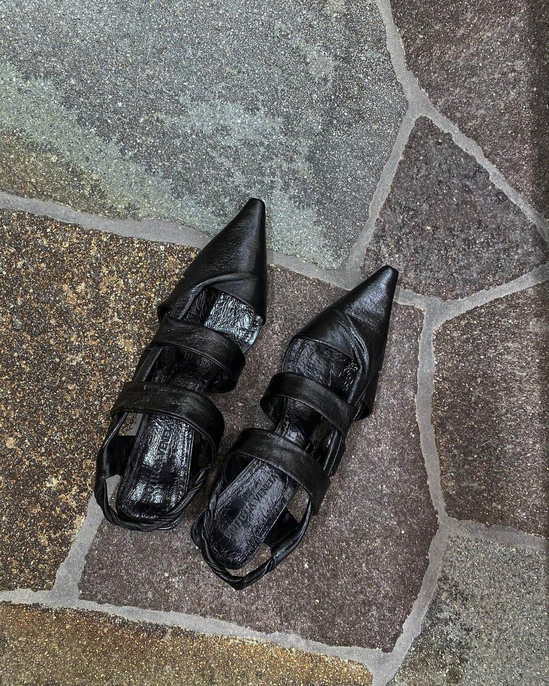 のインスタグラム：「⚫️⚫️⚫️  #only #bottegaveneta #bottegavenetashoes #shoes」