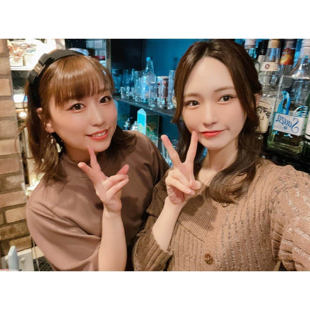 川崎芹奈さんのインスタグラム写真 - (川崎芹奈Instagram)「遅くなりましたが… 11/24、24歳になりました❤️  お店でのバースデーイベントありがとうございました😆✨  コロナもまた増えてきて 不安もある中、たくさんの方が足を運んでくれて嬉しかったです😭♡  ３日目くらいからむくみすぎてぱんぱんだったけど…😂  大きなスタンドフラワー、蕾の百合も多かったので全部摘んで今玄関で花開いてるところです🌸  はすのがくれたカチューシャはお気に入りすぎて週3でつけてます。  なんか今年はみんなのくれたプレゼントのひとつひとつがわたしを思って選んでくれた感があって、すごく印象に残っています😌 全部大切にするね🥰  お店をオープンしてからは4回目の誕生日…！！！ 思い返してみると毎年のように一緒に過ごしてくれている方も多くいることを本当に嬉しく思います♡  1日ママのみんなも多少変わってはいるものの長く続けてくれている人も多くいて、ヤンスナを好きだ、とこの場所を大切に思ってくれることが本当に心強いしわたしにとって、なによりも嬉しいことです💓  お客さんからも1日ママのみんなからも今年はその思いを感じることが多かった日々で本当に幸せでした😌❤️  これからもみんなが自然と足を運びたくなるような暖かい空間を作り続けていきたいです✊ いつも本当にありがとう❤️  それでは、本日もお待ちしています♡  #ヤンスナ　#スナック #渋谷　#百軒店商店街 #スタンドフラワー　#happybirthday  #ペヤングペタマックス  #フェラガモカチューシャ  #カピタピ」12月7日 7時52分 - serina_yss