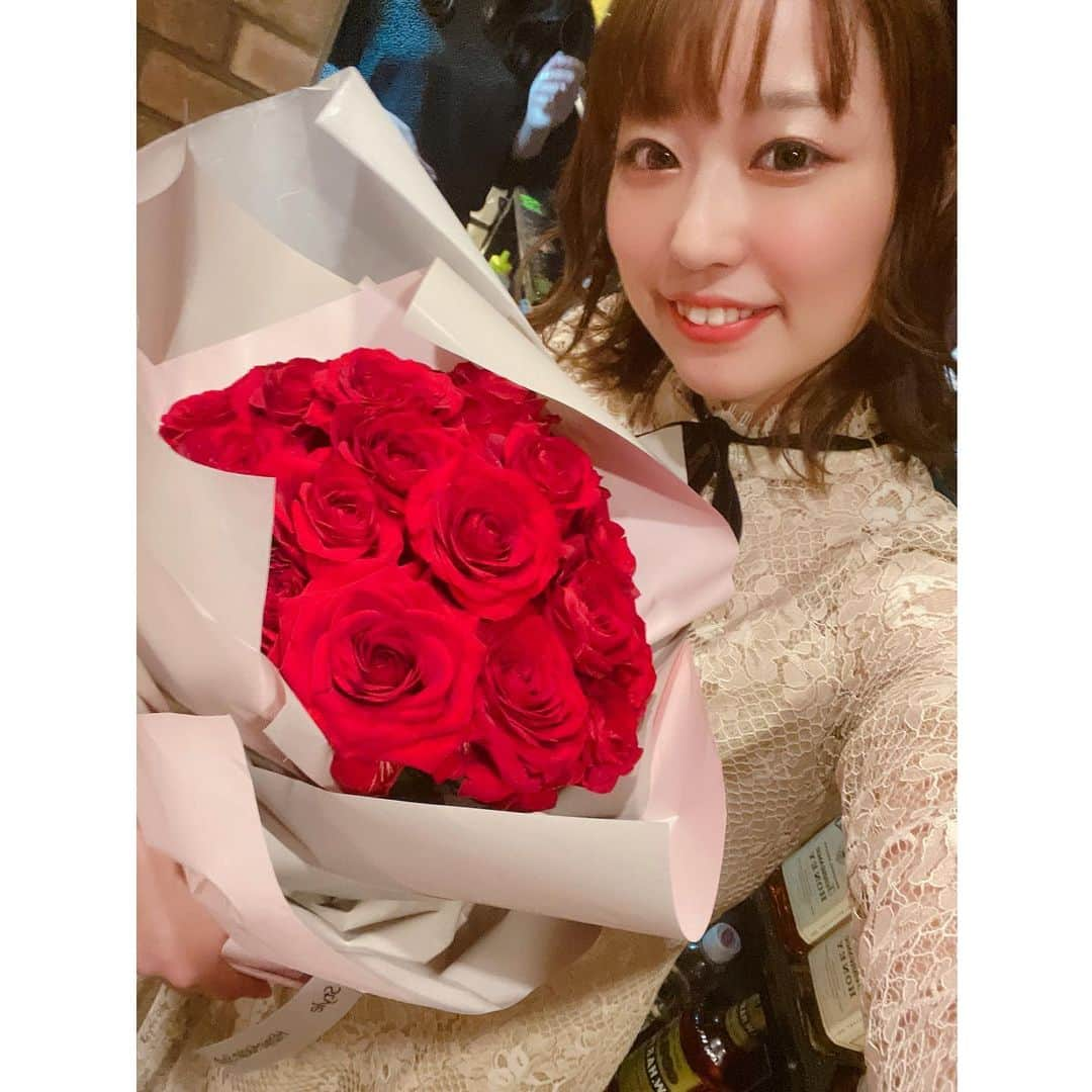 川崎芹奈さんのインスタグラム写真 - (川崎芹奈Instagram)「遅くなりましたが… 11/24、24歳になりました❤️  お店でのバースデーイベントありがとうございました😆✨  コロナもまた増えてきて 不安もある中、たくさんの方が足を運んでくれて嬉しかったです😭♡  ３日目くらいからむくみすぎてぱんぱんだったけど…😂  大きなスタンドフラワー、蕾の百合も多かったので全部摘んで今玄関で花開いてるところです🌸  はすのがくれたカチューシャはお気に入りすぎて週3でつけてます。  なんか今年はみんなのくれたプレゼントのひとつひとつがわたしを思って選んでくれた感があって、すごく印象に残っています😌 全部大切にするね🥰  お店をオープンしてからは4回目の誕生日…！！！ 思い返してみると毎年のように一緒に過ごしてくれている方も多くいることを本当に嬉しく思います♡  1日ママのみんなも多少変わってはいるものの長く続けてくれている人も多くいて、ヤンスナを好きだ、とこの場所を大切に思ってくれることが本当に心強いしわたしにとって、なによりも嬉しいことです💓  お客さんからも1日ママのみんなからも今年はその思いを感じることが多かった日々で本当に幸せでした😌❤️  これからもみんなが自然と足を運びたくなるような暖かい空間を作り続けていきたいです✊ いつも本当にありがとう❤️  それでは、本日もお待ちしています♡  #ヤンスナ　#スナック #渋谷　#百軒店商店街 #スタンドフラワー　#happybirthday  #ペヤングペタマックス  #フェラガモカチューシャ  #カピタピ」12月7日 7時52分 - serina_yss